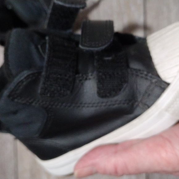 Converse black leather high top infant sneakers. Size 7 - Picture 10 of 10